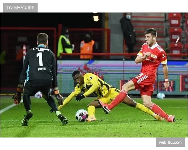 从数据到胜利：揭秘不莱梅战胜门兴一役中，教练组中场休息的关键调整